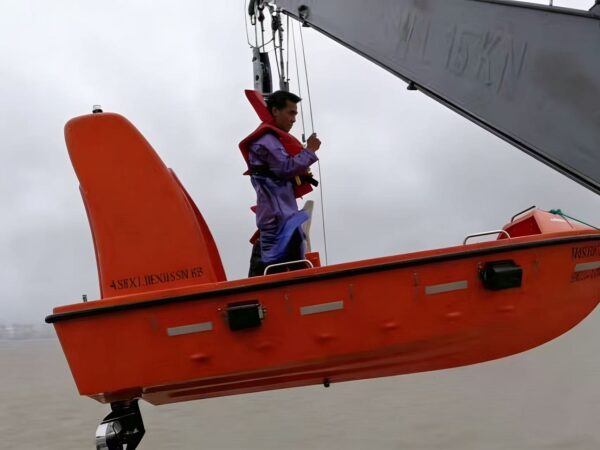 4.5M FRP 25HP Outboard Rescue Boat with 23KN Rescue Boat Davit For Trainning